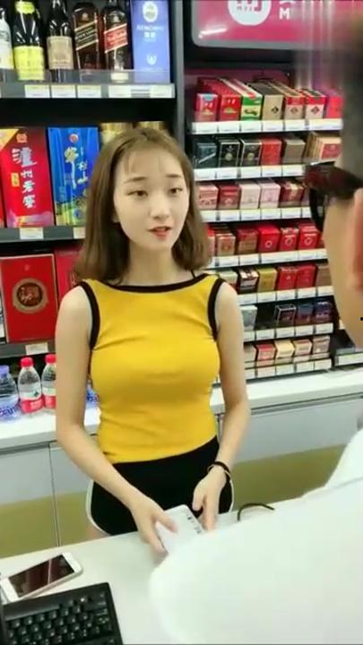 买烟搞笑视频,搞笑视频带你领略买烟瞬间