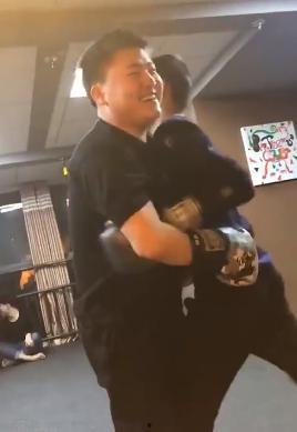 uzi打架视频,惊心动魄的电竞对决瞬间