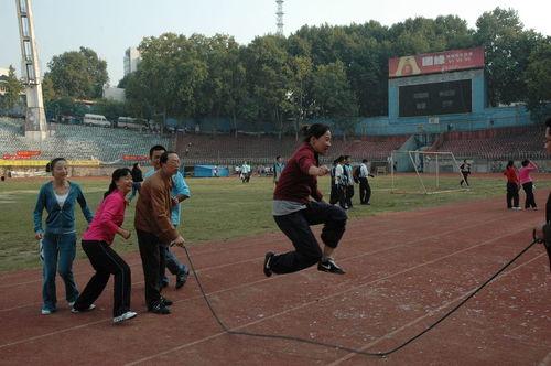 跳长绳比赛视频,视频回顾跳长绳比赛精彩瞬间