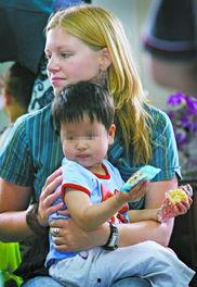 在海外的中国孤儿视频,跨越国界的成长故事